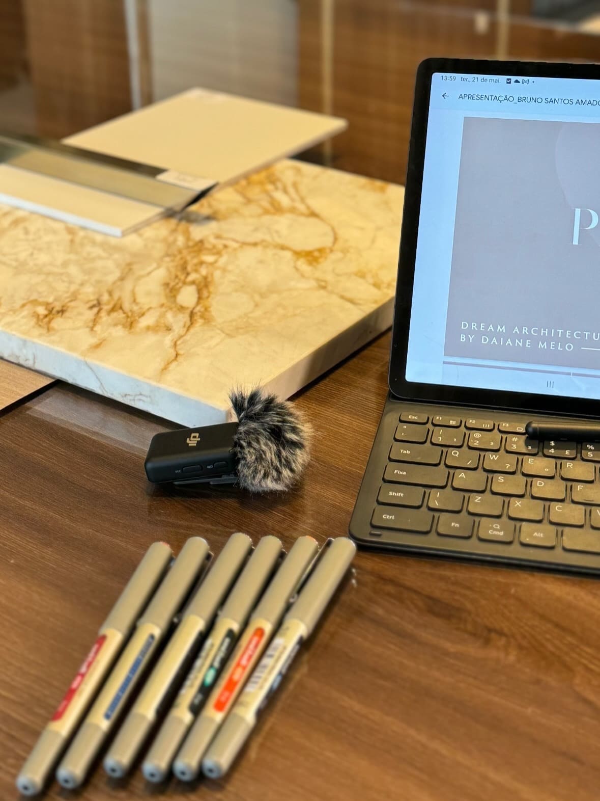 Bastidor de produção com tablet, microfone e materiais de apresentação