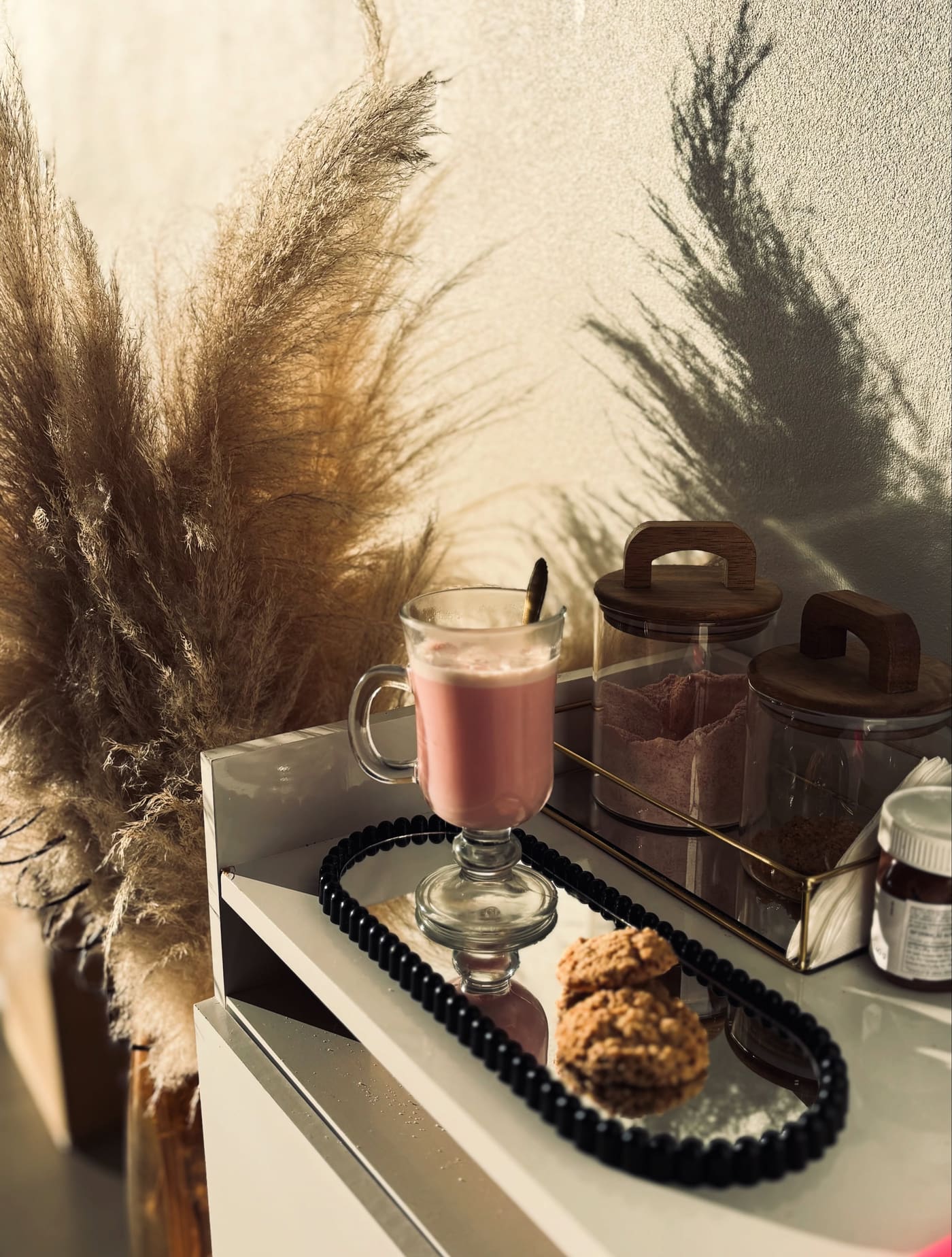 Detalhe estético de café com bebida rosé — exemplo de conteúdo de cliente
