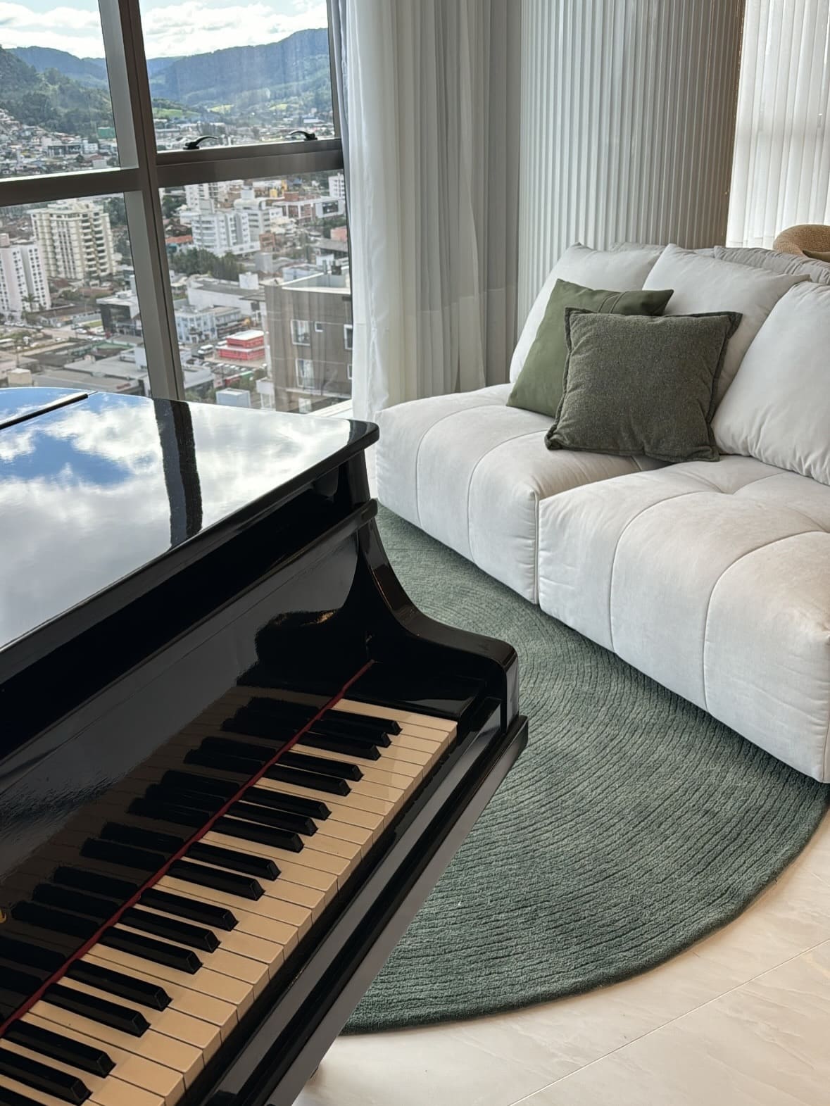 Ambiente premium com piano — exemplo de posicionamento visual de cliente
